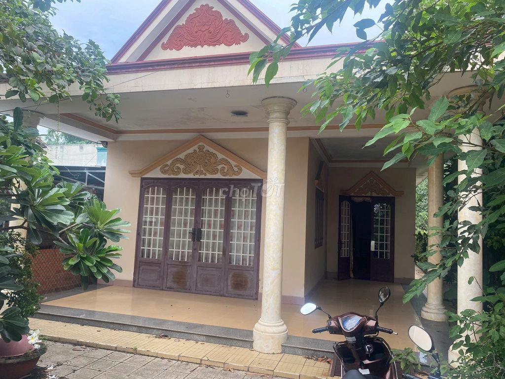 Bán đất tặng nhà mặt tiền chợ 247,3 m2, DT sử dụng thực tế hơn 300m2