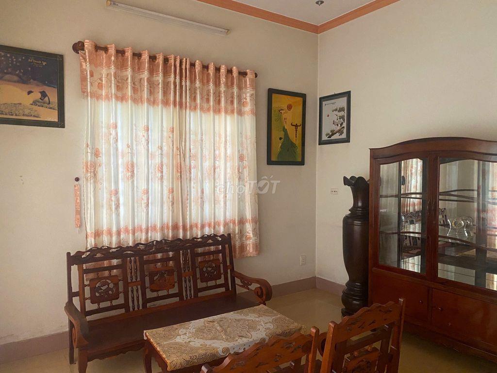 Bán đất tặng nhà mặt tiền chợ 247,3 m2, DT sử dụng thực tế hơn 300m2