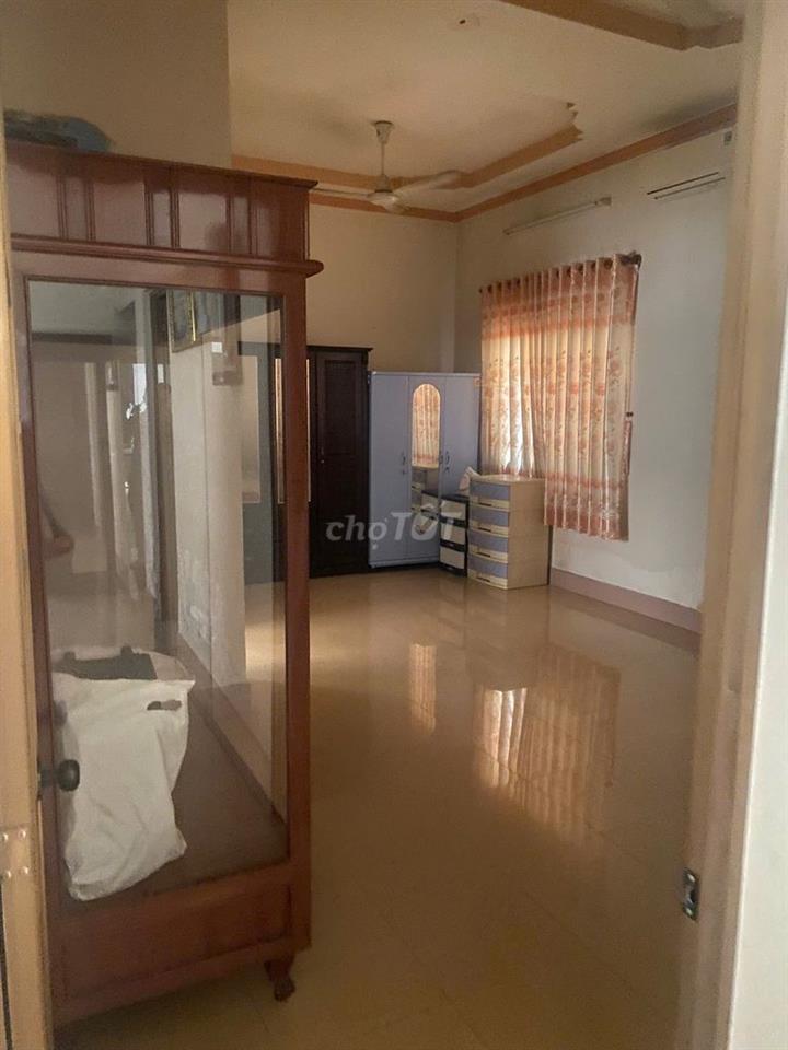 Bán đất tặng nhà mặt tiền chợ 247,3 m2, DT sử dụng thực tế hơn 300m2