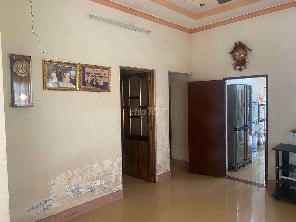 Bán đất tặng nhà mặt tiền chợ 247,3 m2, DT sử dụng thực tế hơn 300m2