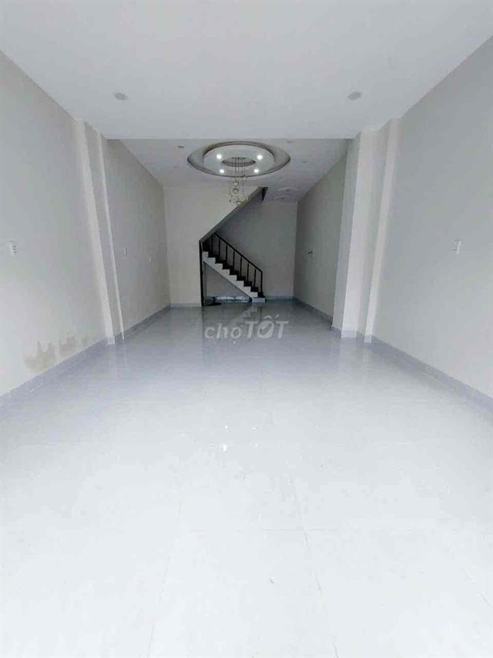 Cho thuê nhà 3 lầu Mặt tiền Trần Hưng Đạo dtsd 130m2