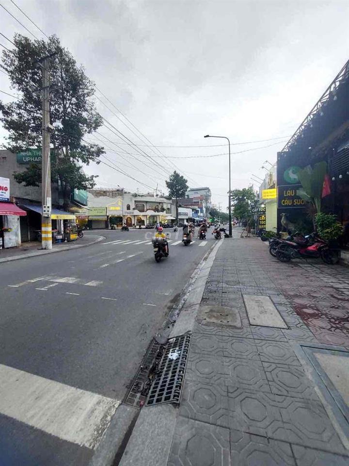 Cho thuê nhà 3 lầu Mặt tiền Trần Hưng Đạo dtsd 130m2