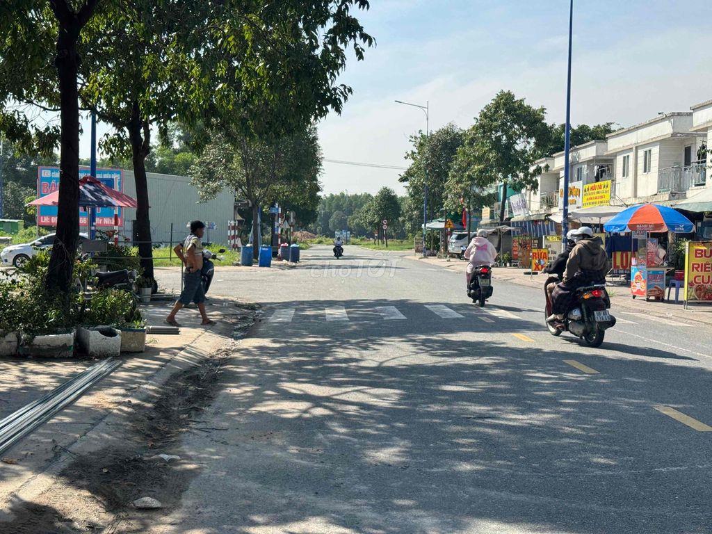 BÁN LÔ GÓC 3 MẶT Tiền