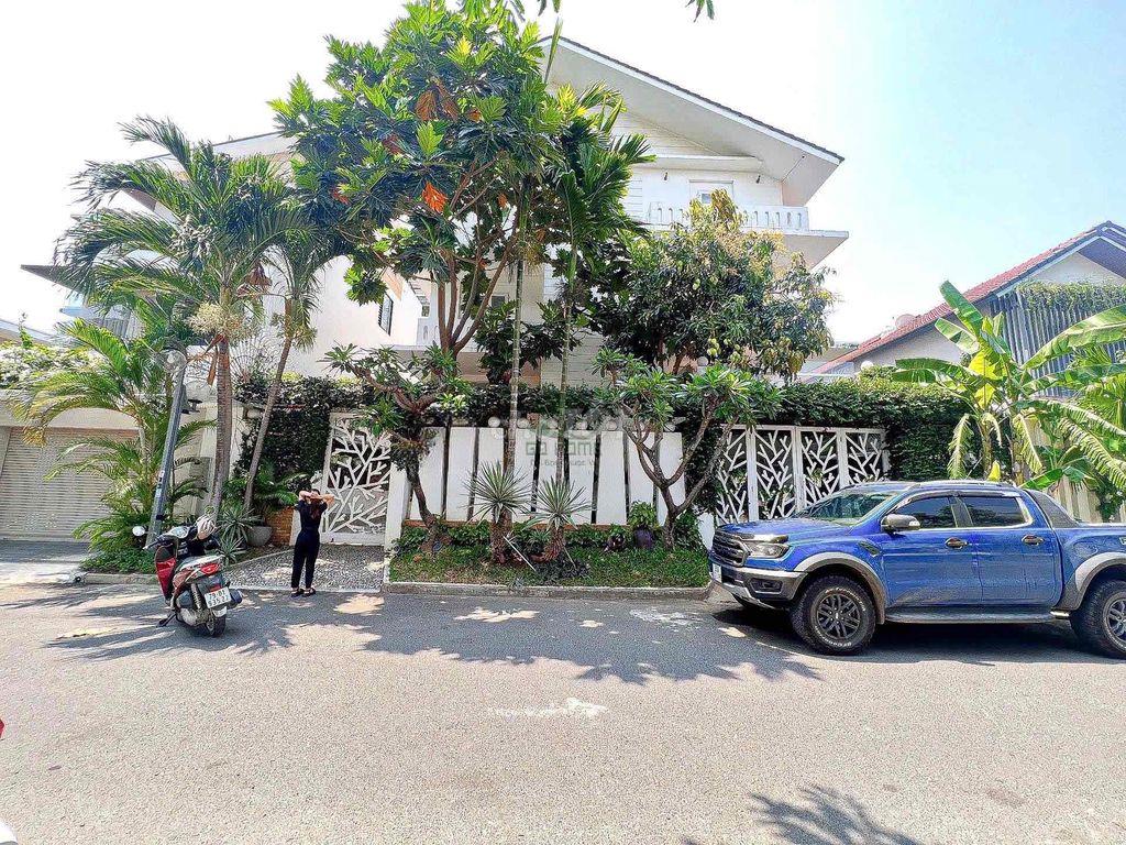 Biệt thự 7 phòng ngủ 630m2