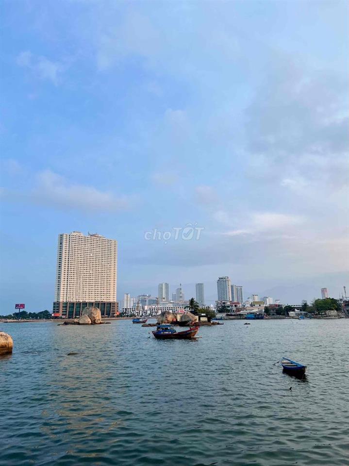 NHÀ HIẾM MẶT TIỀN KDL THÁP BÀ PONAGAR, GIÁP XÉO MẶT SÔNG CÁI