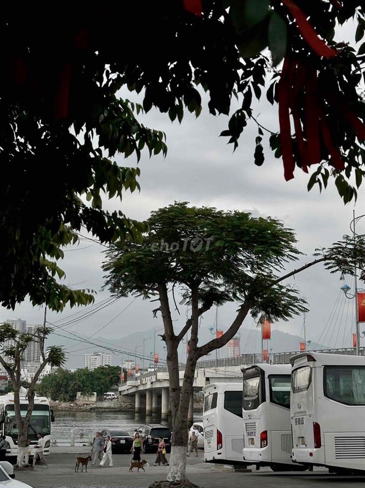NHÀ HIẾM MẶT TIỀN KDL THÁP BÀ PONAGAR, GIÁP XÉO MẶT SÔNG CÁI