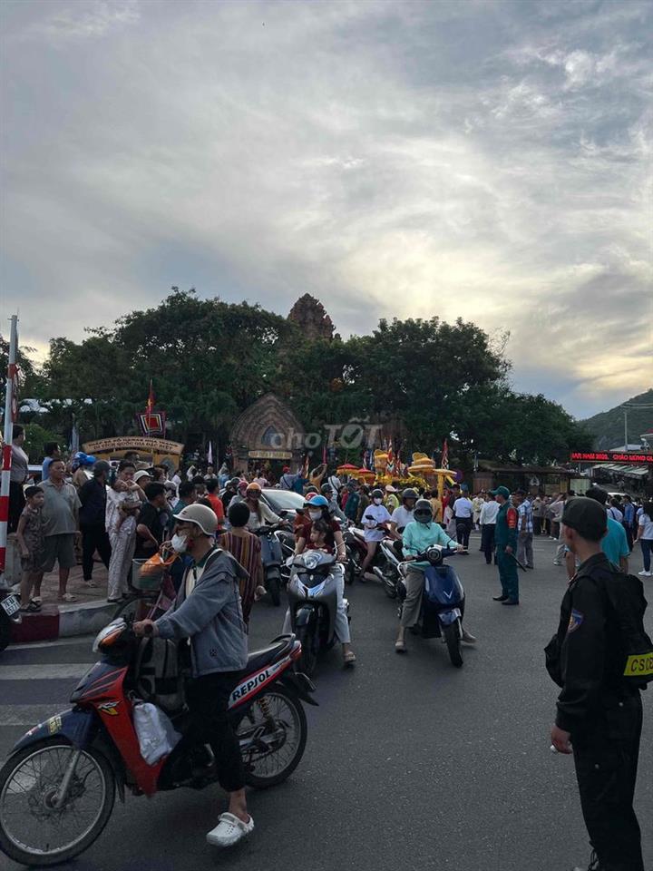 NHÀ HIẾM MẶT TIỀN CÙ HUÂN, NHA TRANG ĐỐI DIỆN THÁP BÀ PONAGAR