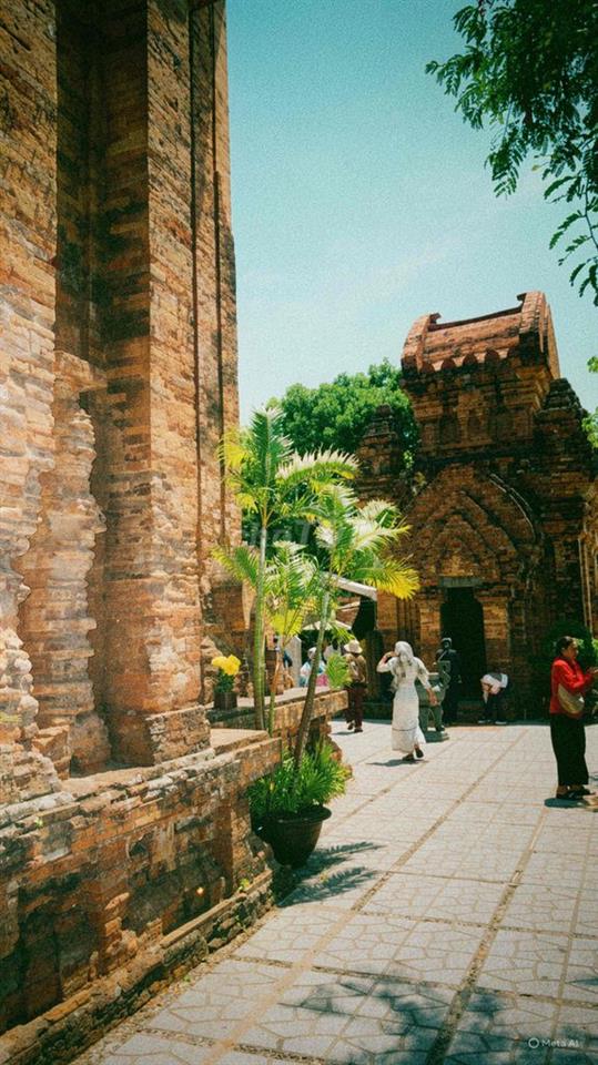 NHÀ HIẾM MẶT TIỀN CÙ HUÂN, NHA TRANG ĐỐI DIỆN THÁP BÀ PONAGAR