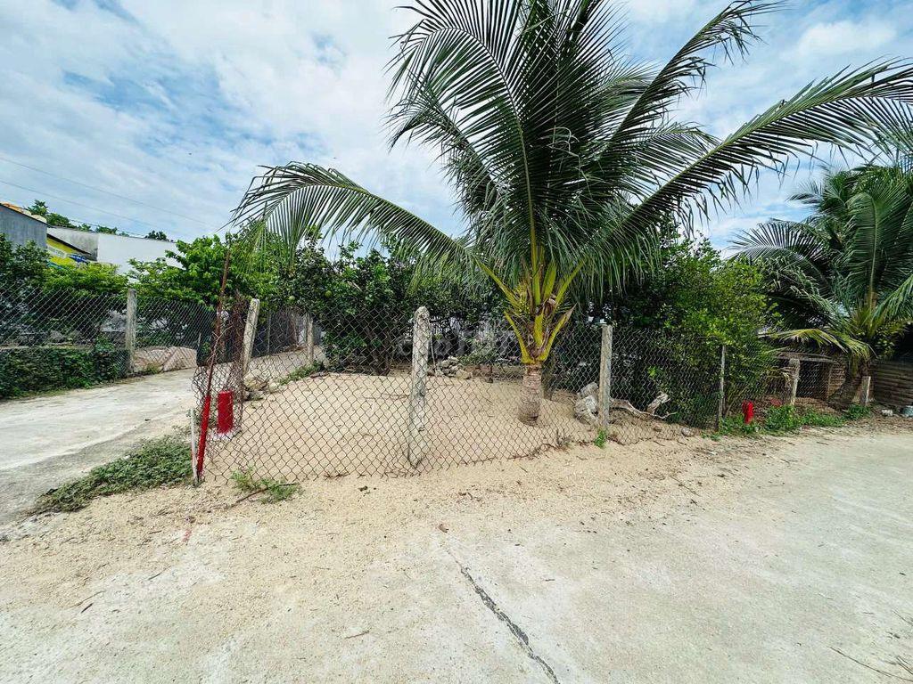 Đất dân cắt bán. Thích hợp Xây nhà hoặc chia 2 lô