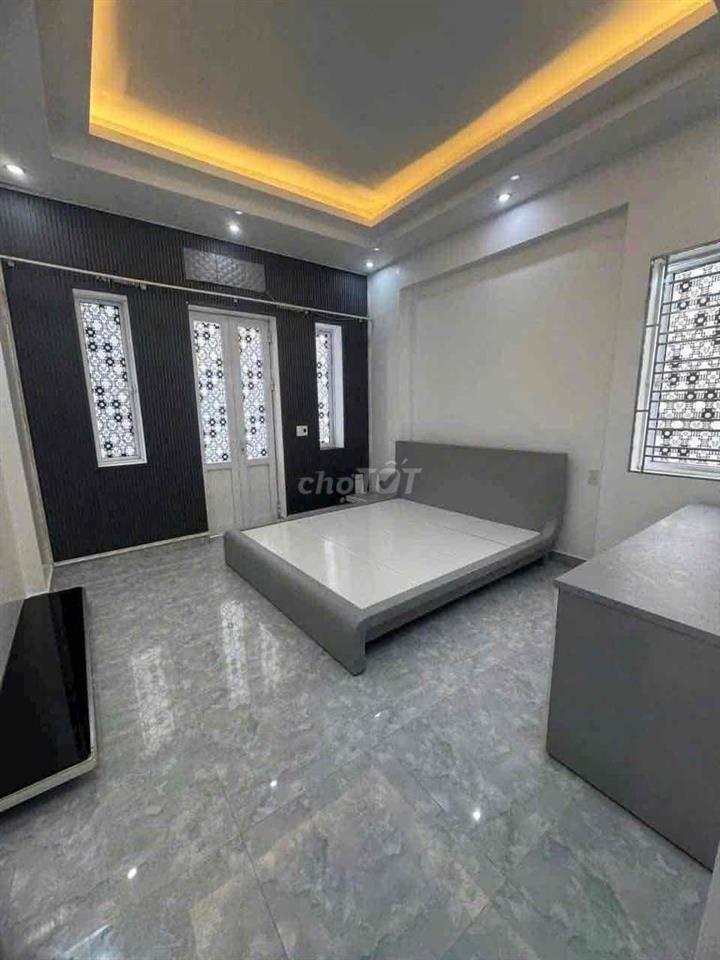 Nhà ngõ đông trung hành ô tô đỗ cửa