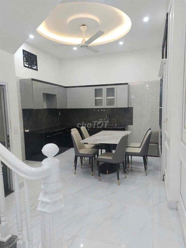 Nhà ngõ đông trung hành ô tô đỗ cửa