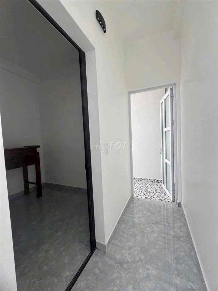 Nhà ngõ đông trung hành ô tô đỗ cửa