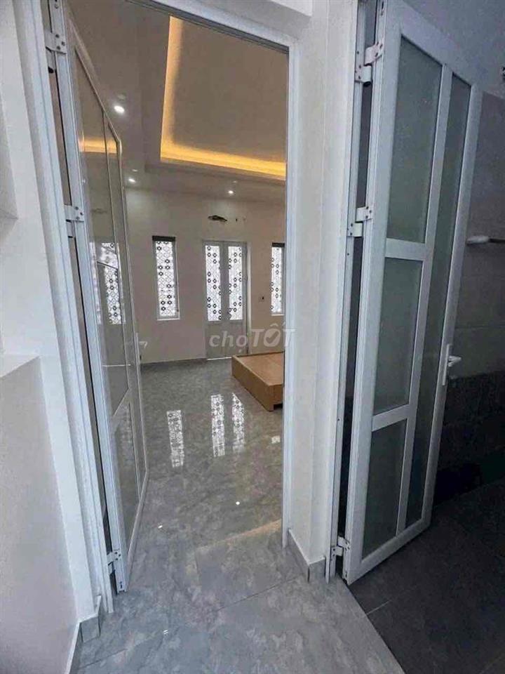 Nhà ngõ đông trung hành ô tô đỗ cửa