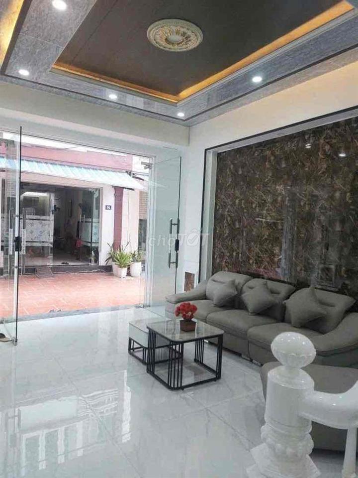 Nhà ngõ đông trung hành ô tô đỗ cửa
