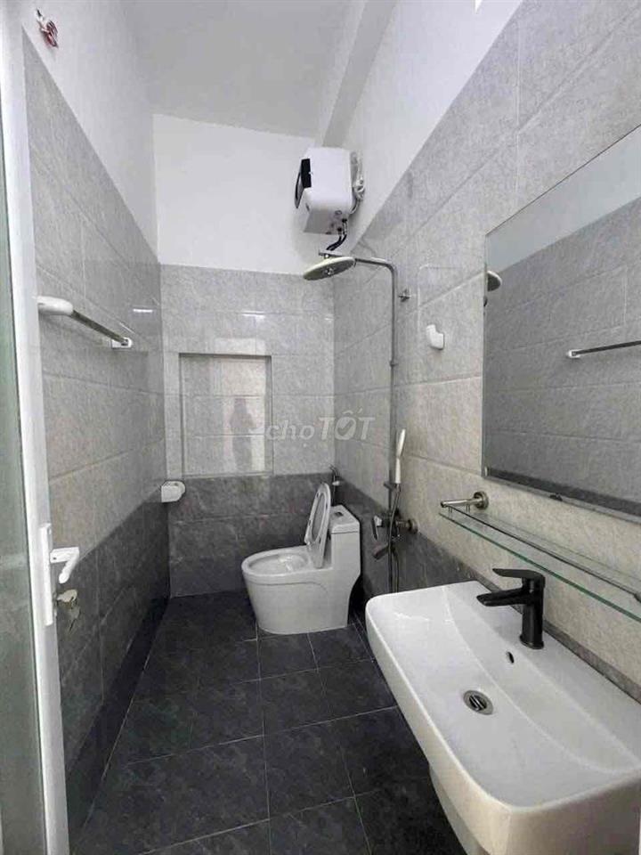 Nhà ngõ đông trung hành ô tô đỗ cửa