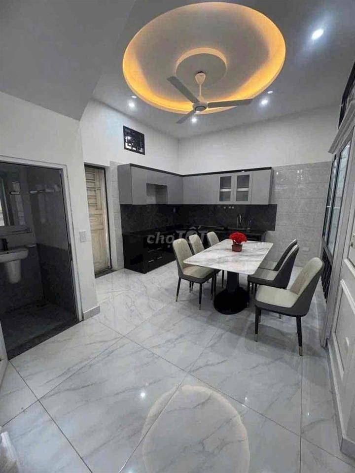 Nhà ngõ đông trung hành ô tô đỗ cửa