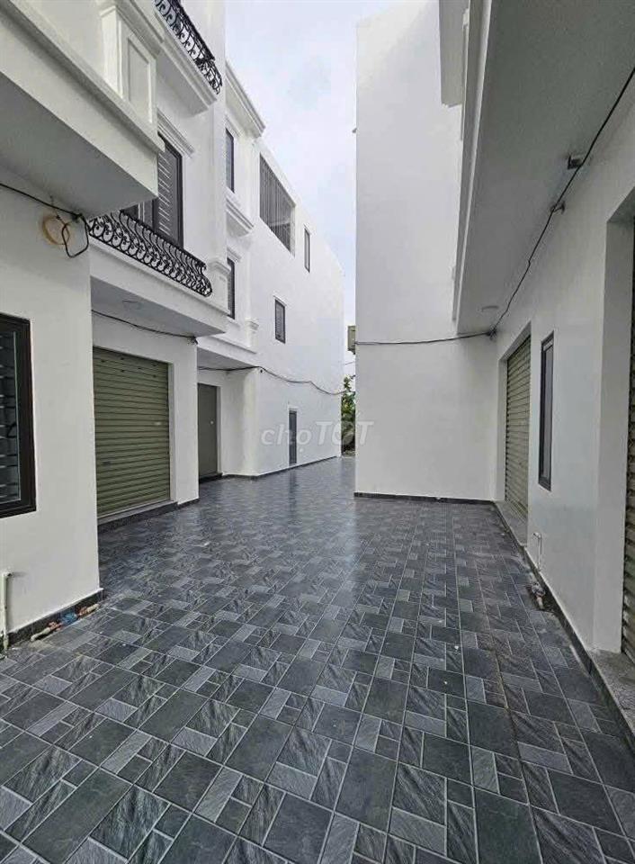 Bán căn nhà 3 tầng, vị trí đẹp, khu dân cư đông đúc, an ninh tốt.