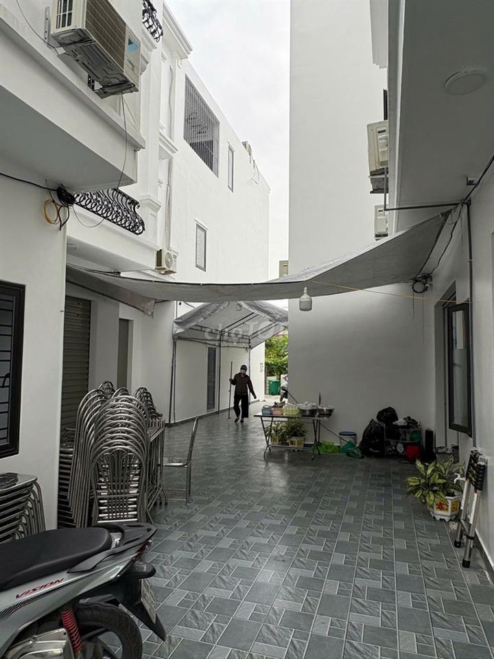 Bán căn nhà 3 tầng, vị trí đẹp, khu dân cư đông đúc, an ninh tốt.