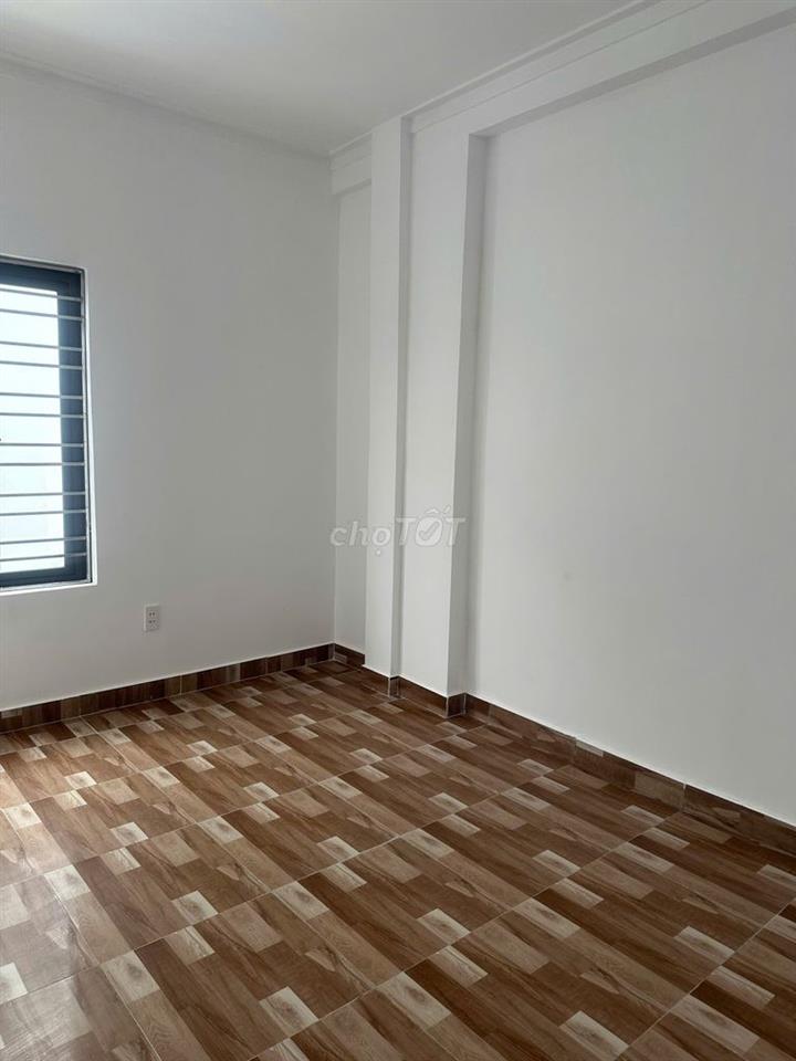 Bán căn nhà 3 tầng, vị trí đẹp, khu dân cư đông đúc, an ninh tốt.