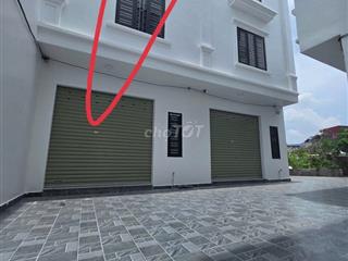 Bán căn nhà 3 tầng, vị trí đẹp, khu dân cư đông đúc, an ninh tốt.