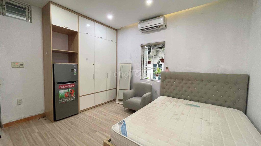 phòng có điều hoà, nóng lạnh, tủ quần áo, giường, tủ lạnh