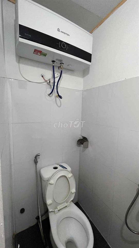 phòng có điều hoà, nóng lạnh, tủ quần áo, giường, tủ lạnh