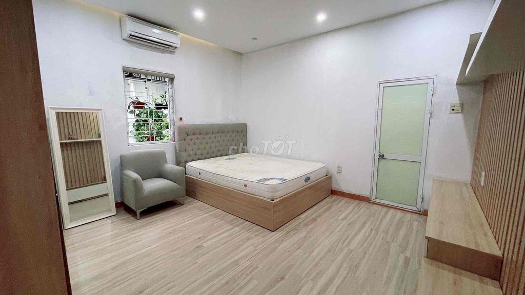 phòng có điều hoà, nóng lạnh, tủ quần áo, giường, tủ lạnh
