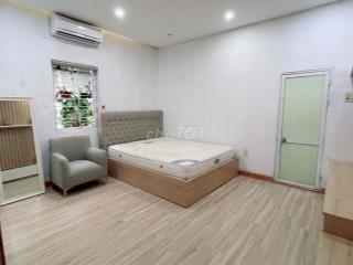 phòng có điều hoà, nóng lạnh, tủ quần áo, giường, tủ lạnh