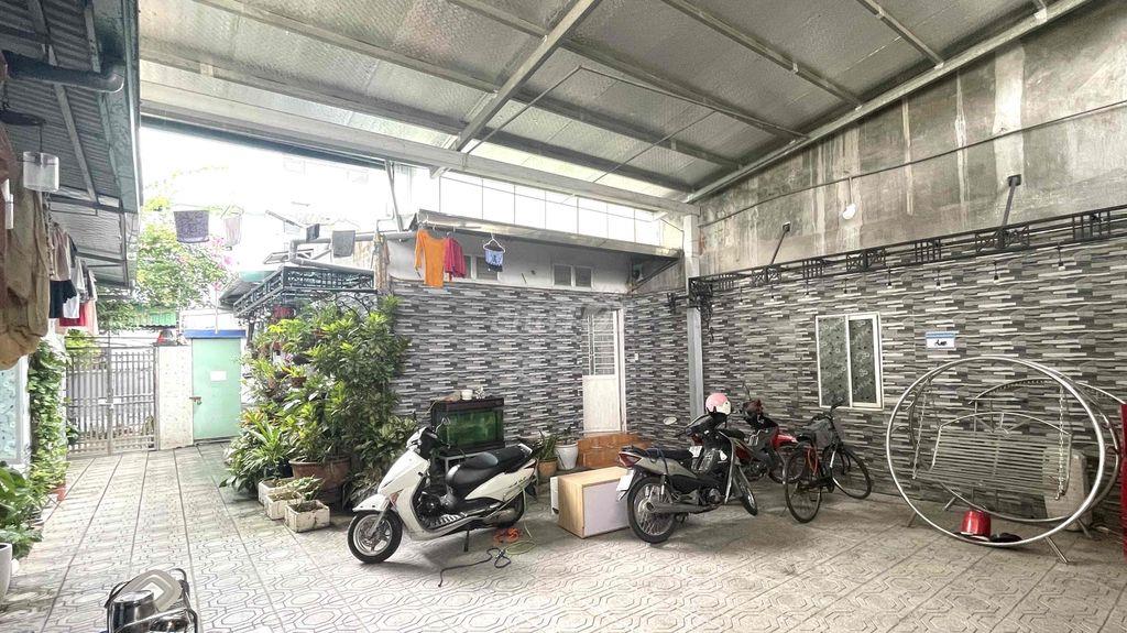 phòng có điều hoà, nóng lạnh, tủ , kệ, giường
