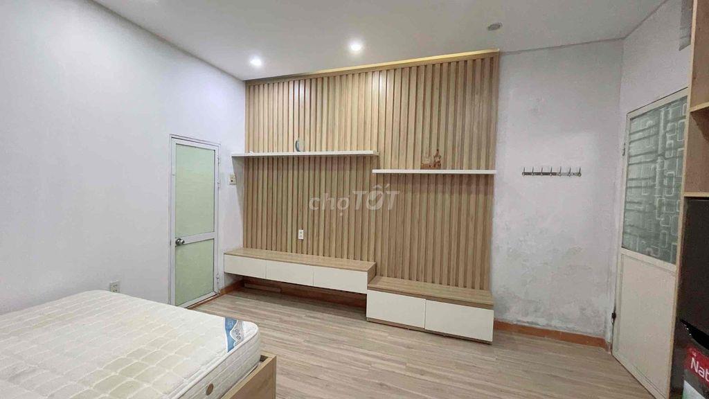 phòng có điều hoà, nóng lạnh, tủ , kệ, giường