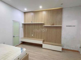 phòng có điều hoà, nóng lạnh, tủ , kệ, giường
