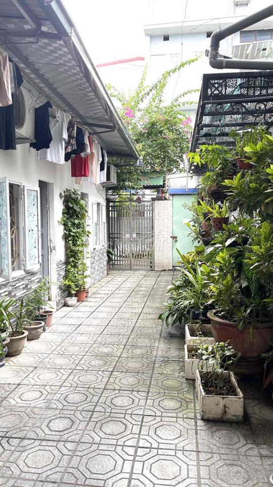 phòng có điều hoà, nóng lạnh, tủ , kệ, giường