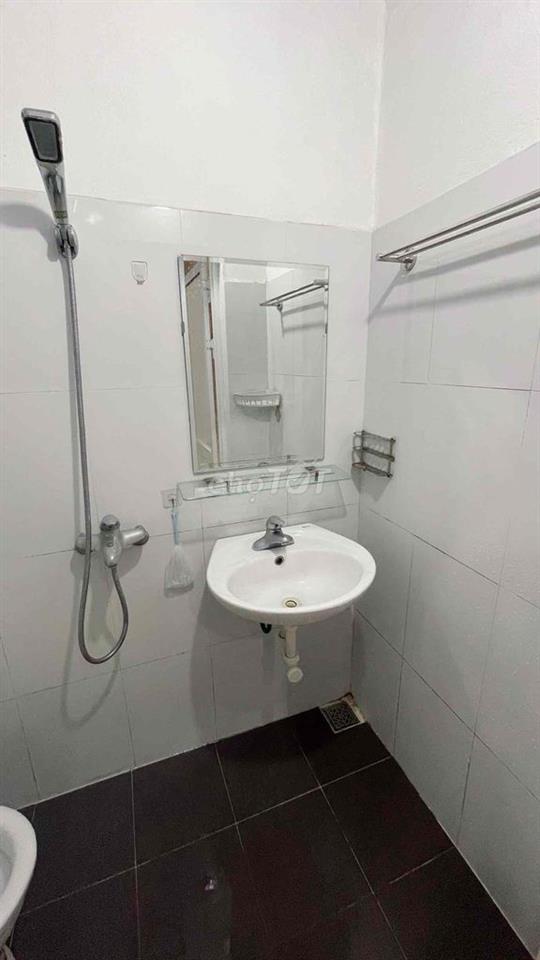 phòng có điều hoà, nóng lạnh, tủ , kệ, giường