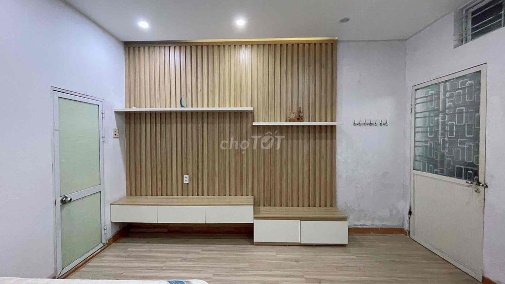 phòng có điều hoà, nóng lạnh, tủ , kệ, giường