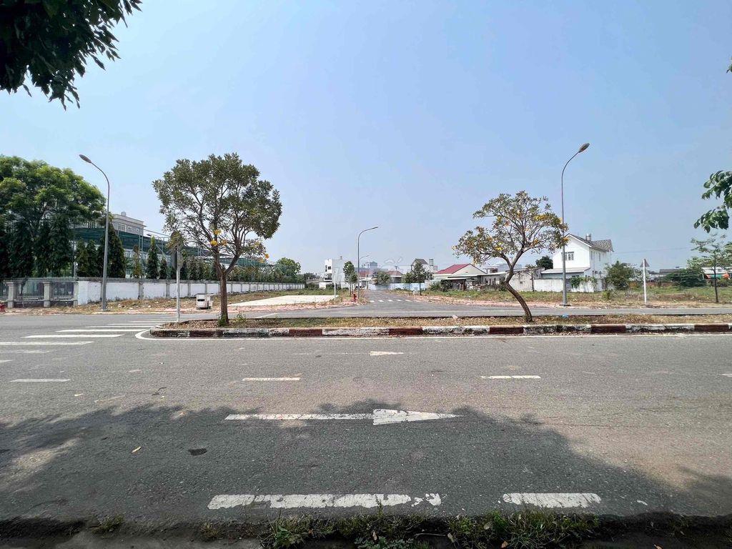 Cần bán gấp nhà vào ở ngay nằm sát bên Aeon Mall. Cách Aeon Mall 1km.