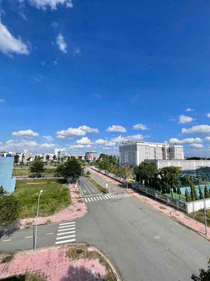 Cần bán gấp nhà vào ở ngay nằm sát bên Aeon Mall. Cách Aeon Mall 1km.