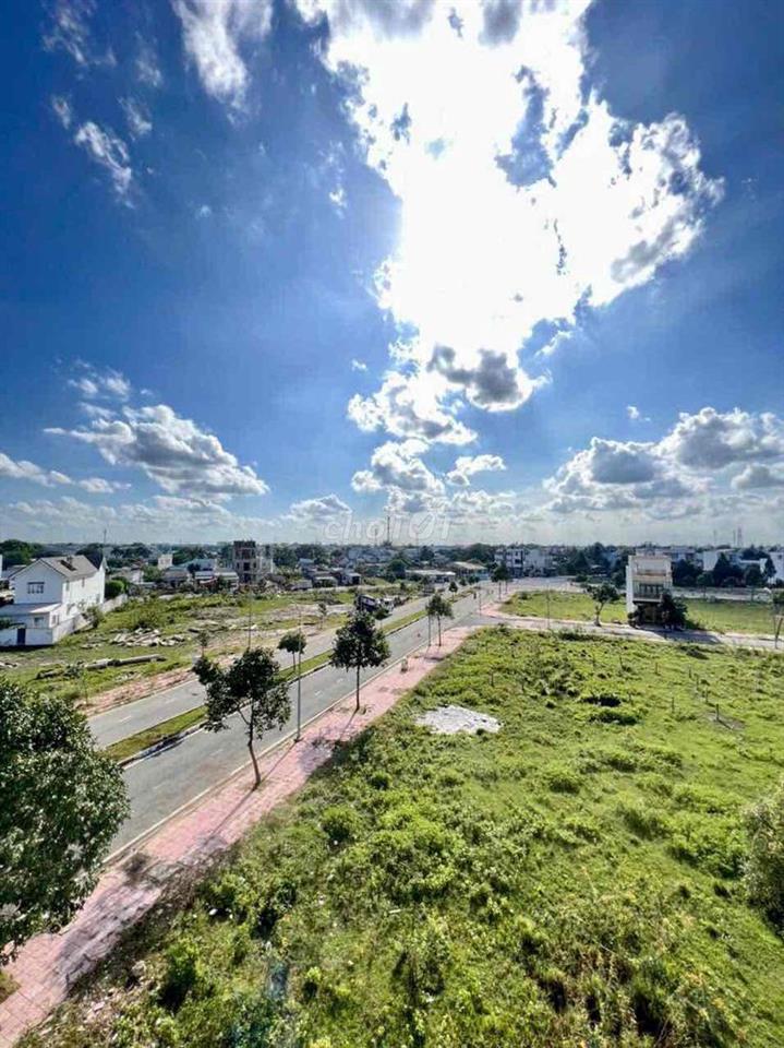 Cần bán gấp nhà vào ở ngay nằm sát bên Aeon Mall. Cách Aeon Mall 1km.