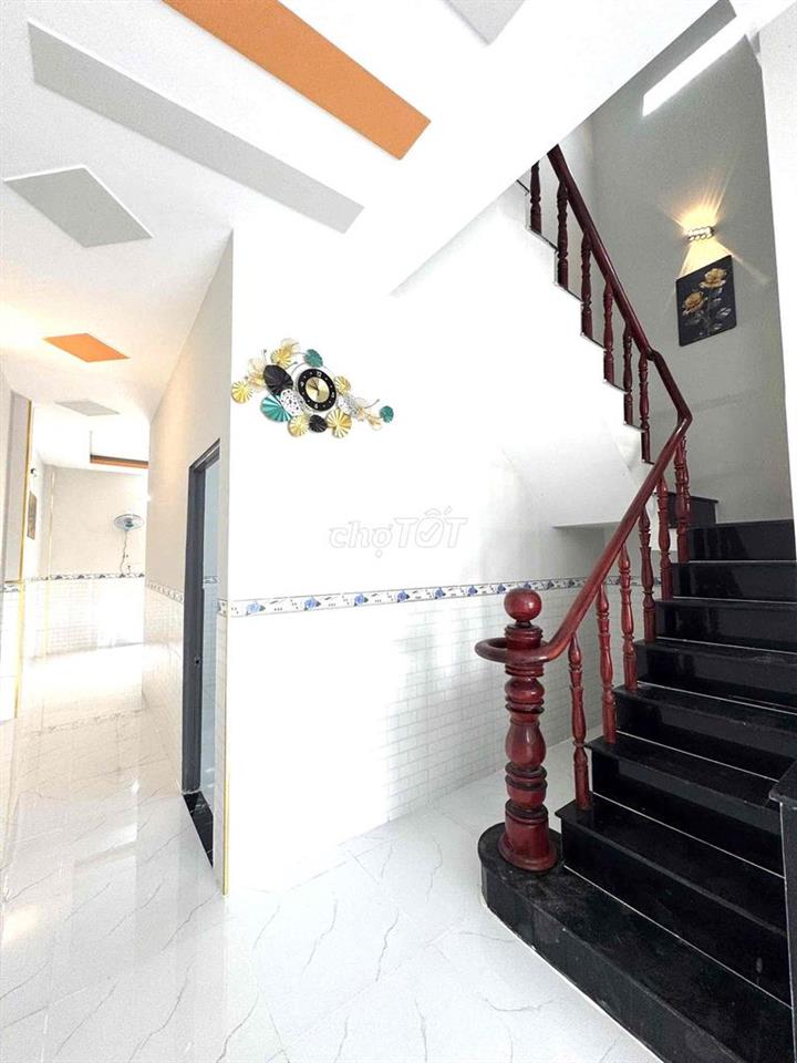 Nhà Lầu 100m2 SHR đường xe hoi cạnh Bến xe Hưng Long,