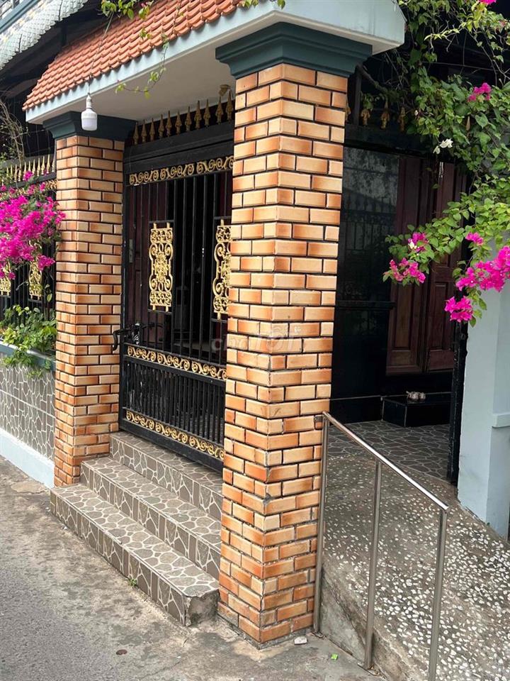 gia đình cần bán nhà mặt công viên hồ nước thị trấn cần giuộc