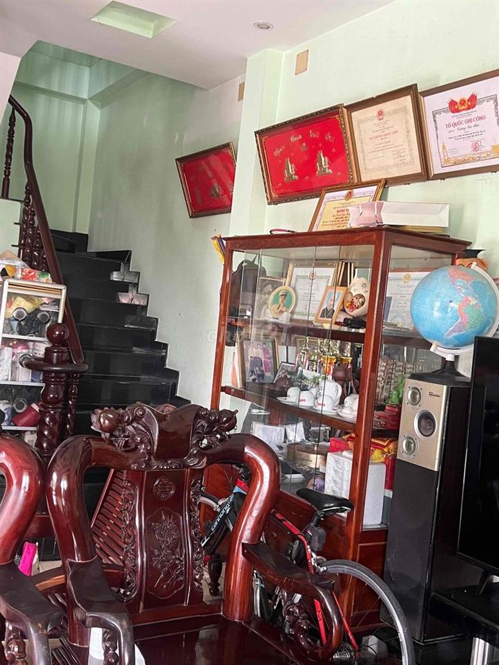 gia đình cần bán nhà mặt công viên hồ nước thị trấn cần giuộc
