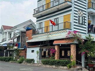 gia đình cần bán nhà mặt công viên hồ nước thị trấn cần giuộc