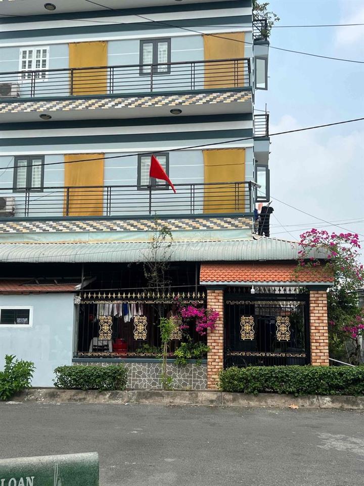 gia đình cần bán nhà mặt công viên hồ nước thị trấn cần giuộc