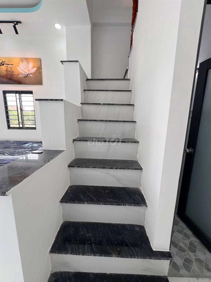 Nhà mới xây xong ngay Ngã 3 Tân Kim QL50