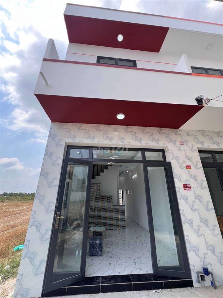 Nhà mới xây xong ngay Ngã 3 Tân Kim QL50