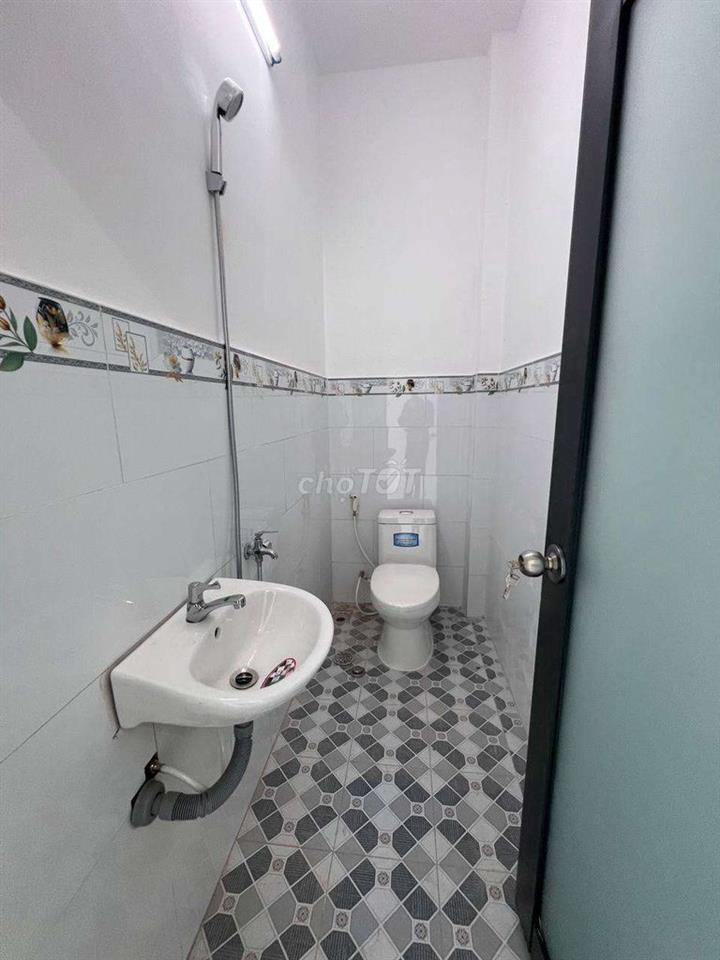 Nhà mới xây xong ngay Ngã 3 Tân Kim QL50