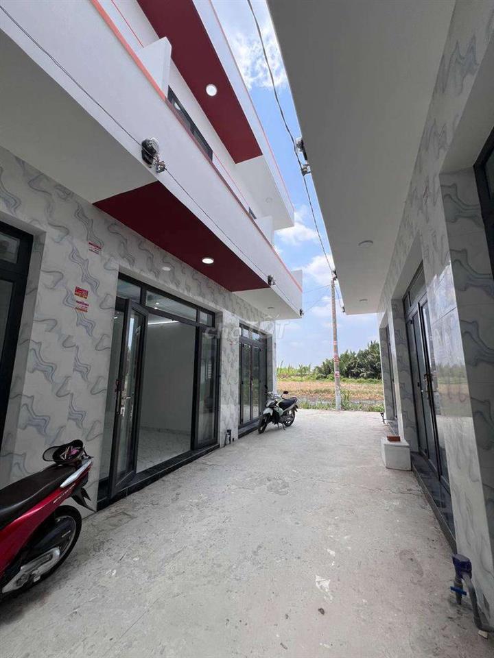 Nhà mới xây xong ngay Ngã 3 Tân Kim QL50