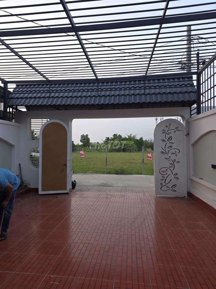 Cần bán gấp nhà sân vườn