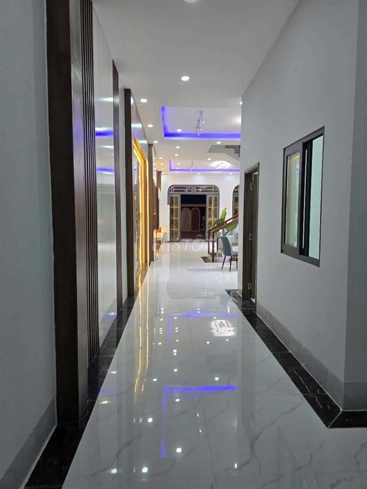 Cần bán gấp nhà sân vườn