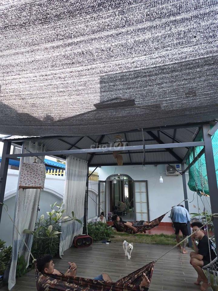 Cần bán gấp nhà sân vườn