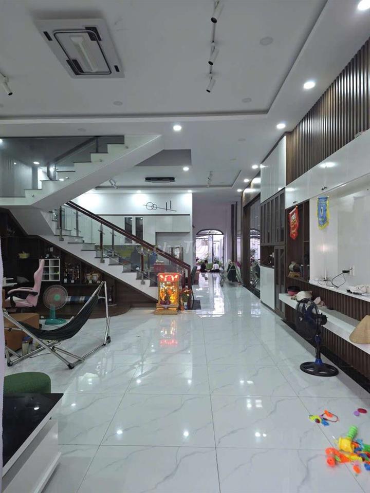 Cần bán gấp nhà sân vườn
